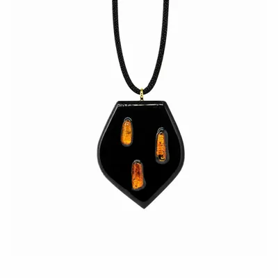 Bijoux - Pendentif en chêne noir et ambre – bouclier, 42x35x6 mm – trois ambres - GLASS4CANDLES