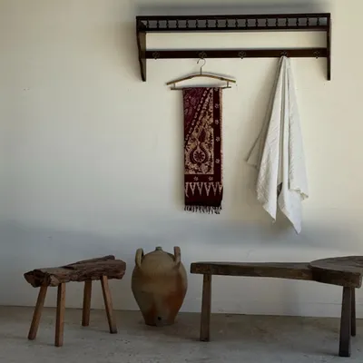 Etagères - Etagère murale ancienne en bois à galerie tournée et 5 patères - OFFICE OBJETS