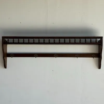Etagères - Etagère murale ancienne en bois à galerie tournée et 5 patères - OFFICE OBJETS