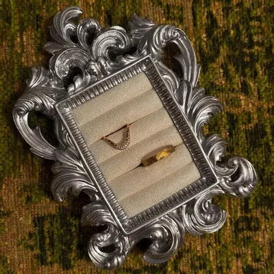 Objets de décoration - Cadre de présentation rococo argenté à volutes pour bagues et boucles - WHISPERING WOODS