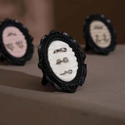 Objets de décoration - Cadre porte-bagues ovale rococo en résine noire - WHISPERING WOODS