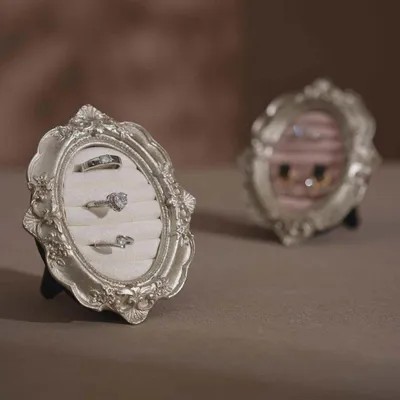 Objets de décoration - Cadre de présentation ovale rococo argenté pour bagues et boucles - WHISPERING WOODS