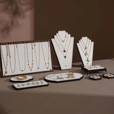 Objets de décoration - Ensemble de présentoirs à bijoux en placage de noyer et cuir végan - WHISPERING WOODS