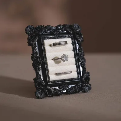 Objets de décoration - Porte-bagues à cadre rococo en résine noire et tige en laiton - WHISPERING WOODS