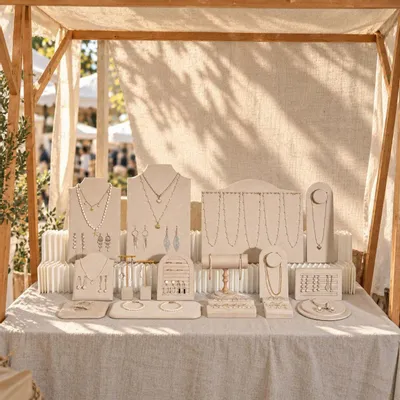 Objets de décoration - Ensemble de présentoirs à bijoux Pavilion en suédine végane claire - WHISPERING WOODS