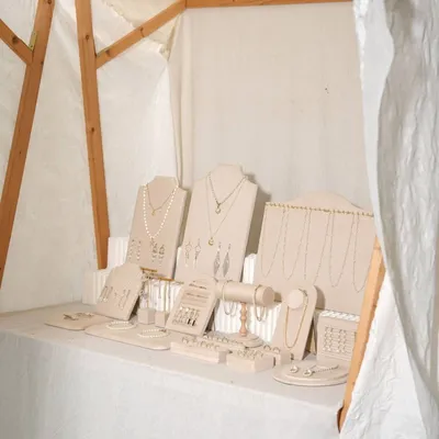 Objets de décoration - Ensemble de présentoirs à bijoux Pavilion en suédine végane claire - WHISPERING WOODS