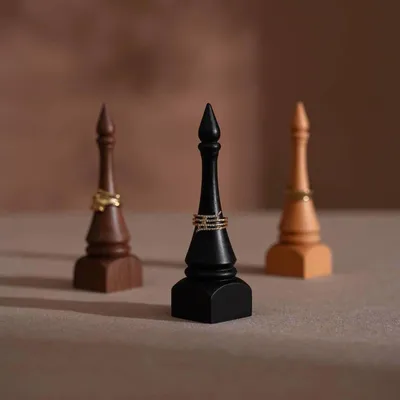 Objets de décoration - Porte-bagues en bois de style fou d'échecs, noyer ou hêtre - WHISPERING WOODS