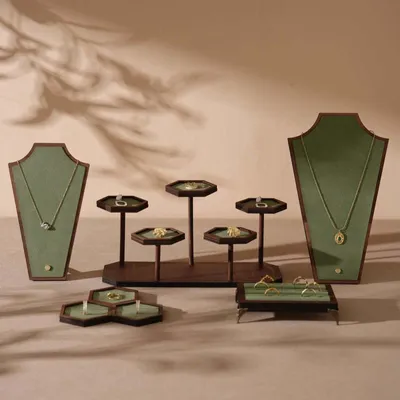 Objets de décoration - Ensemble de présentoirs en placage de noyer avec panneaux à colliers - WHISPERING WOODS