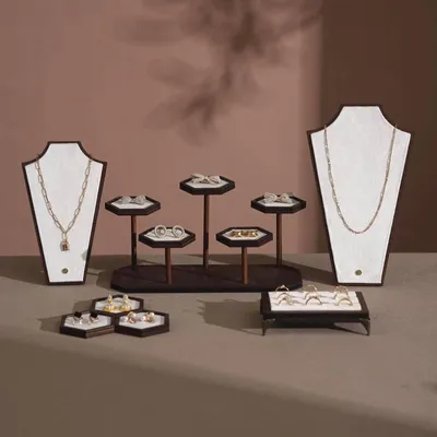 Objets de décoration - Ensemble de présentoirs en placage de noyer avec panneaux à colliers - WHISPERING WOODS