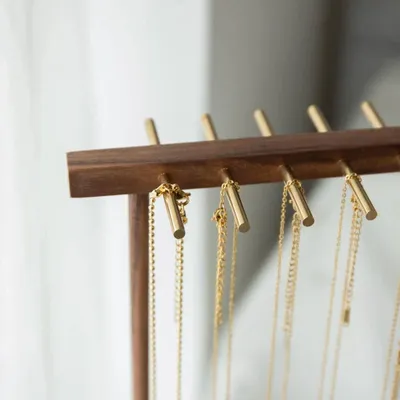 Bijoux - Présentoir pour colliers et bracelets en noyer massif et laiton - WHISPERING WOODS