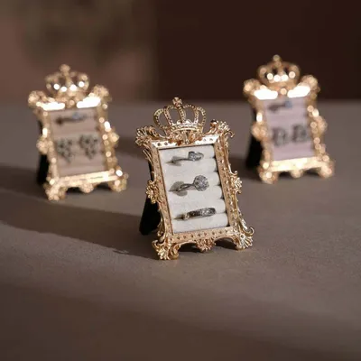 Bijoux - Porte-bagues à cadre couronne doré et suédine végane - WHISPERING WOODS