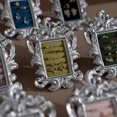 Bijoux - Cadre de présentation rococo argenté à volutes pour bagues et boucles - WHISPERING WOODS