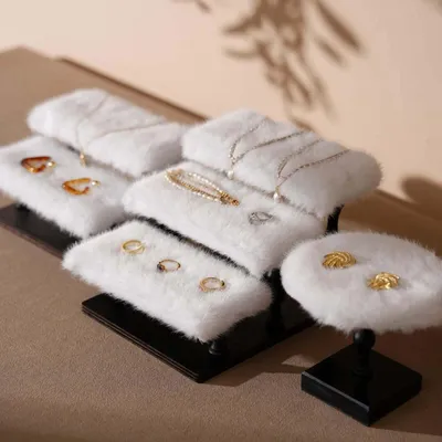 Bijoux - Ensemble de présentoirs à bijoux en fausse fourrure blanche - WHISPERING WOODS