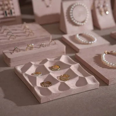 Bijoux - Ensemble de présentoirs en suédine végane rose poudré avec portant - WHISPERING WOODS