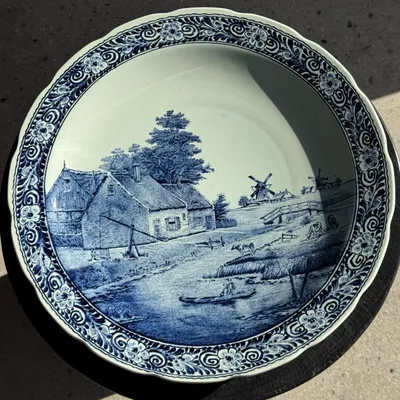 Plateaux - Grand plat circulaire creux vintage en faïence de Boch bleu et blanc - OFFICE OBJETS