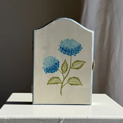 Autres décorations murales - Boîte à clés murale en bois peint blanc à décor d’hortensias bleus - OFFICE OBJETS