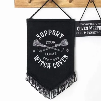 Guirlandes et boules de Noël - Bannière en tissu à suspendre « Soutenez votre coven de sorcières local » - SOMETHING DIFFERENT WHOLESALE EUROPE BV