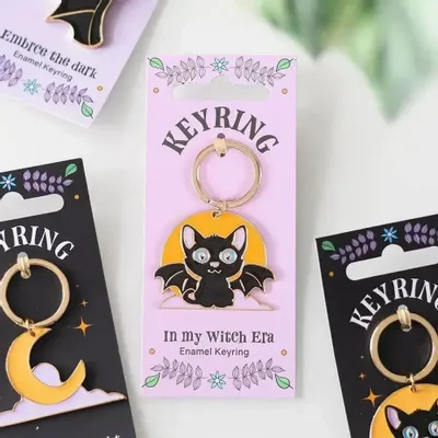 Objets de décoration - Porte-clés émaillé « Chat chauve-souris et lune » de l'époque des sorcières - SOMETHING DIFFERENT WHOLESALE EUROPE BV