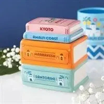 Objets de décoration - Brûle-parfum pour huiles et fondants en forme de pile de livres de voyage - SOMETHING DIFFERENT WHOLESALE EUROPE BV