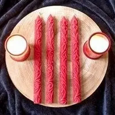 Objets de décoration - Lot de 3 bougies chandelles rouges à motifs en creux - SOMETHING DIFFERENT WHOLESALE EUROPE BV