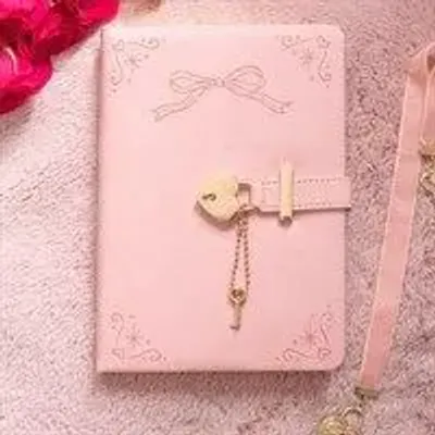 Objets de décoration - Journal A5 rose en similicuir avec verrou - SOMETHING DIFFERENT WHOLESALE EUROPE BV