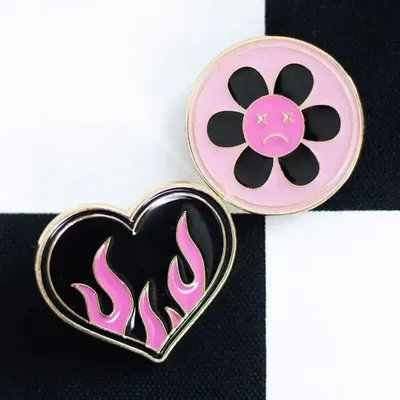 Bijoux - Ensemble de badges à épingle Cœur brûlant et Fleur triste - SOMETHING DIFFERENT WHOLESALE EUROPE BV