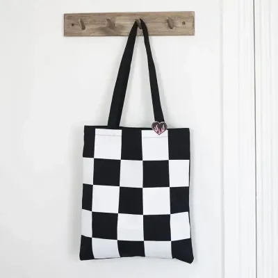 Sacs et cartables - Sac fourre-tout en polycoton à motif damier avec badge en forme de cœur émaillé - SOMETHING DIFFERENT WHOLESALE EUROPE BV