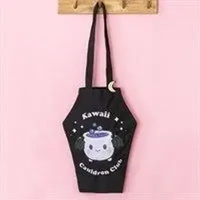 Objets de décoration - Tote bag en forme de cercueil Kawaii Cauldron Club avec pin’s émaillé - SOMETHING DIFFERENT WHOLESALE EUROPE BV