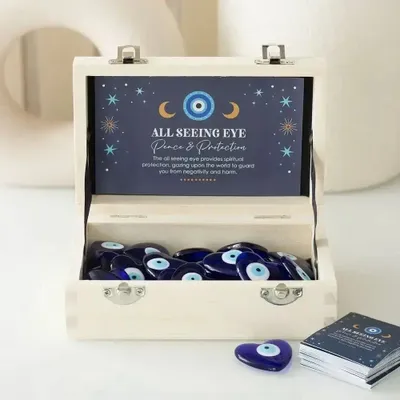 Ornements - Boîte de 36 breloques en forme de cœur en verre avec œil omniscient - SOMETHING DIFFERENT WHOLESALE EUROPE BV