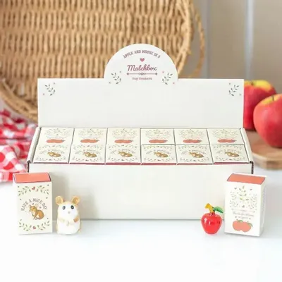Ornements - Ensemble de 24 pommes en verre et souris en céramique dans une boîte d'allumettes - SOMETHING DIFFERENT WHOLESALE EUROPE BV