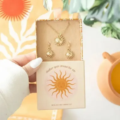 Bijoux - Ensemble boucles d'oreilles et collier soleil - SOMETHING DIFFERENT WHOLESALE EUROPE BV