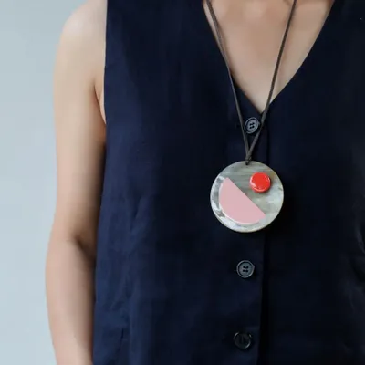 Bijoux - Pendentif en corne et laque bicolore - L INDOCHINEUR X RIVÊT