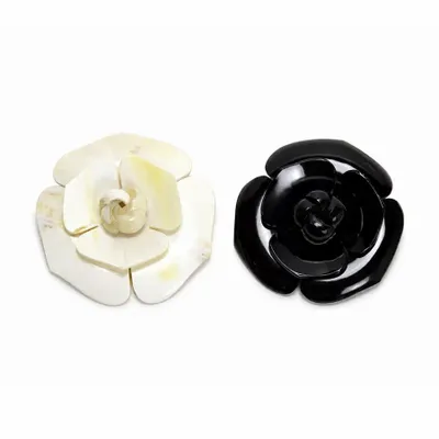 Broches - 2 broches camélia, 1 corne blonde africaine, 1 corne noire unie - L INDOCHINEUR X RIVÊT