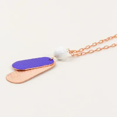 Bijoux - Pendentif 2 feuilles martelées cuivre, laque bleue, perle blanche - L INDOCHINEUR X RIVÊT