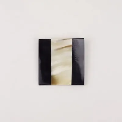 Broches - Broche carré en corne noire marqueterie corne blonde Africaine - L INDOCHINEUR X RIVÊT