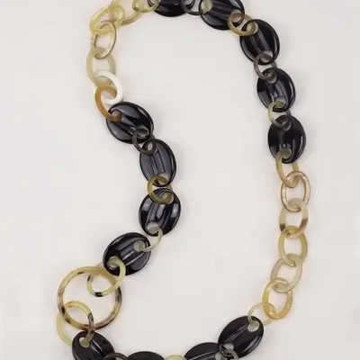 Bijoux - Sautoir grains de café et anneaux ovales en corne noire et blanche - L INDOCHINEUR X RIVÊT