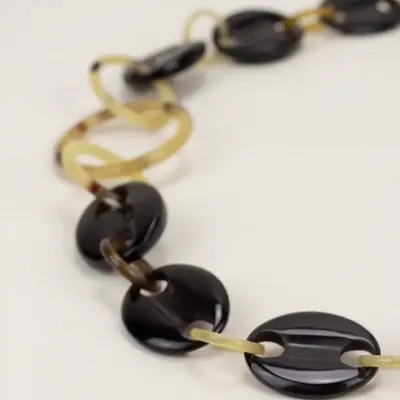 Bijoux - Sautoir grains de café et anneaux ovales en corne noire et blanche - L INDOCHINEUR X RIVÊT