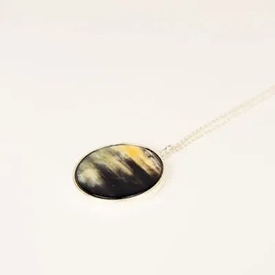 Jewelry - Medallion pendant, silver setting and chain, marbled black horn - L INDOCHINEUR X RIVÊT