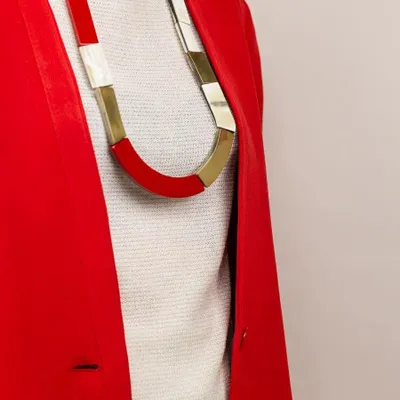 Bijoux - Collier plaques corne blonde africaine, laque rouge et laiton - L INDOCHINEUR X RIVÊT