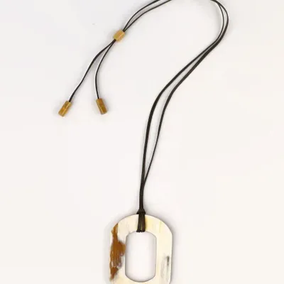 Bijoux - Pendentif anneau oval carré en corne blonde Africaine - L INDOCHINEUR X RIVÊT