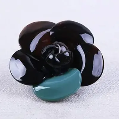 Broches - Broche camélia en corne noire pétale laqué vert céladon - L INDOCHINEUR X RIVÊT
