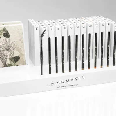 Cosmétiques - LE PRÉSENTOIR BLANC - LE SOURCIL PAR ANGÉLIK IFFENNECKER