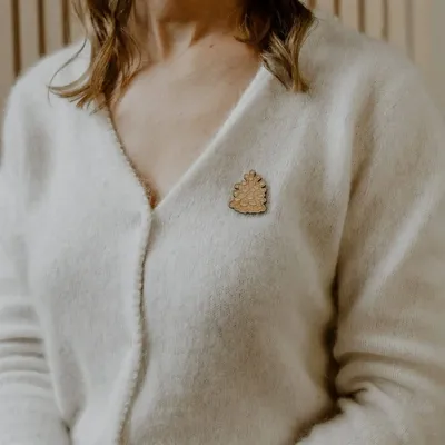 Pin's en bois - Pomme de pin - LES PETITES HIRONDELLES