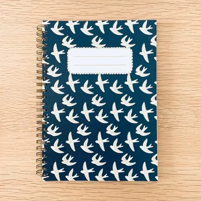 Papeterie bureau - Carnet en papier A5 - Spirales et lignes - Les hirondelles en vol - Ciel bleu - LES PETITES HIRONDELLES