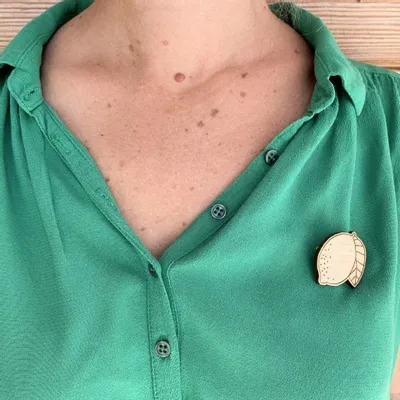 Broche en bois - Citron - LES PETITES HIRONDELLES