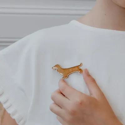 Broche en bois - Teckel - LES PETITES HIRONDELLES