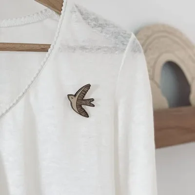 Pin's en bois - Hirondelle - LES PETITES HIRONDELLES