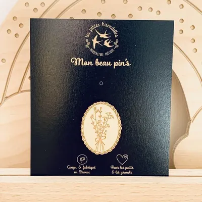 Pin's en bois - Médaillon fleuri - LES PETITES HIRONDELLES
