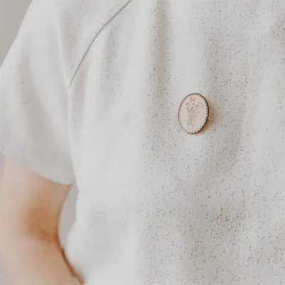 Pin's en bois - Médaillon fleuri - LES PETITES HIRONDELLES