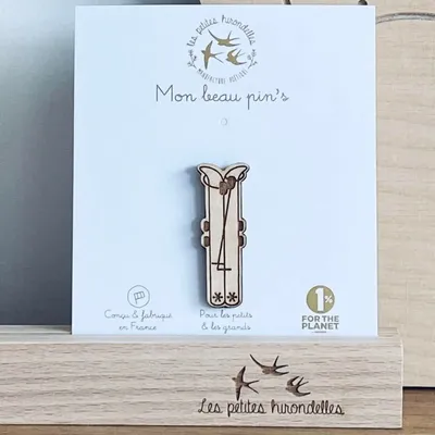 Pin's en bois - Skis - LES PETITES HIRONDELLES